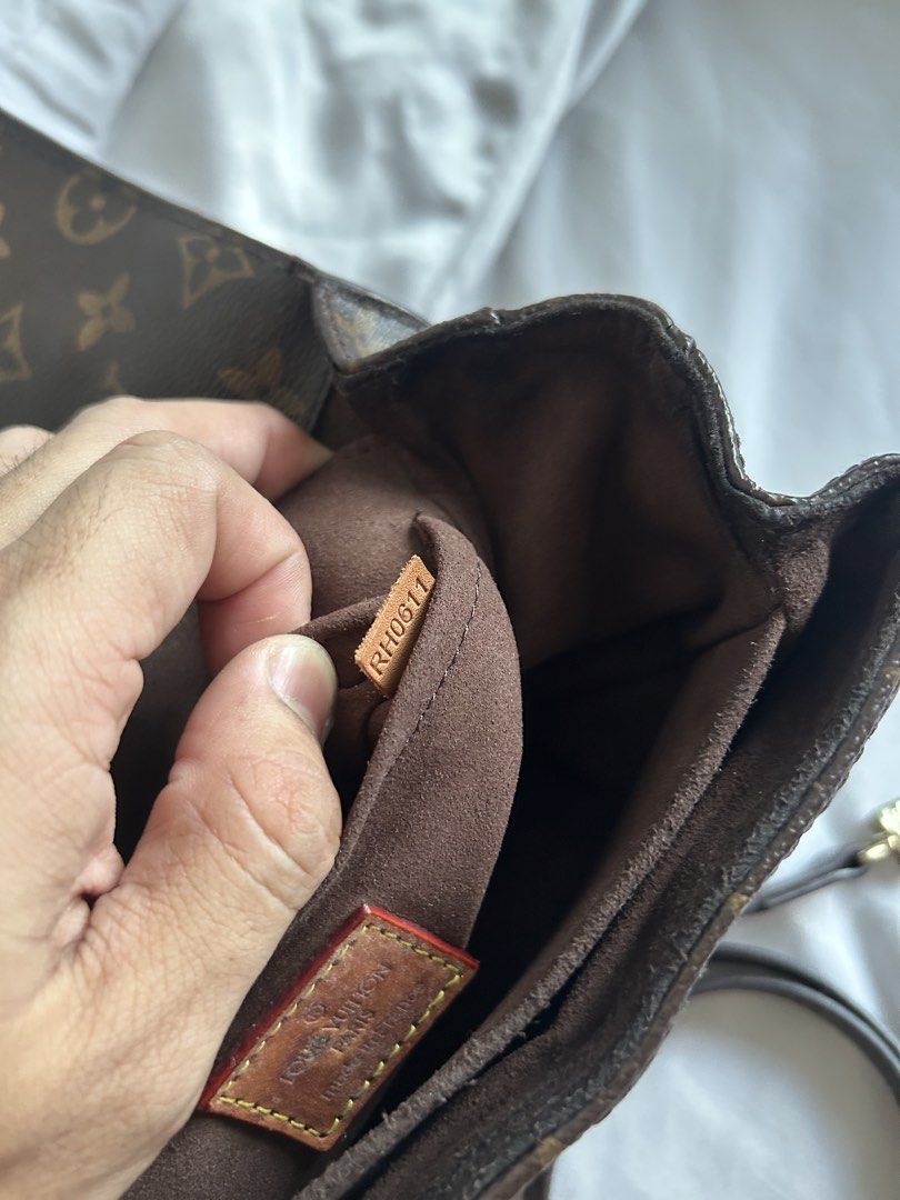 Sling Bag (Category: Shoulder Bags) located in Pasig City. Submitted by jk.declutter (Listing ID 1470237029, Image 3). Description: Cant guarantee auth Coded Minor flaws (signs of use).