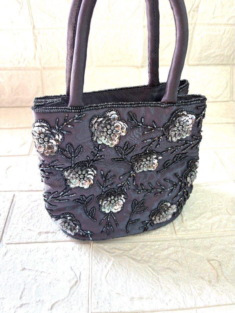 Small beaded gray handbag (Category: Purses & Pouches) located in Manila. Submitted by thekidshop (Listing ID 1470278103, Image 1). Description: .