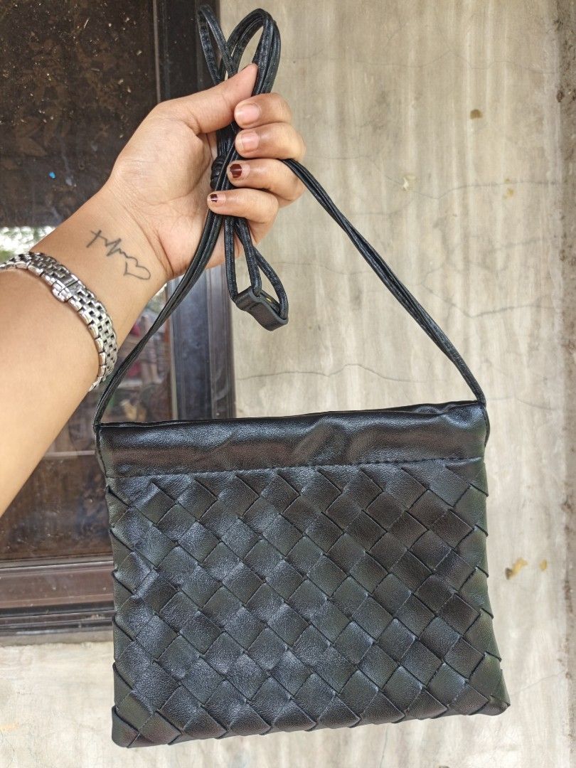 Small sling bag (Category: Cross-body Bags) located in Quezon, Isabela. Submitted by ukay-ukaybylyn (Listing ID 1470208308, Image 2). Description: small size isang phone lang kasya dito.