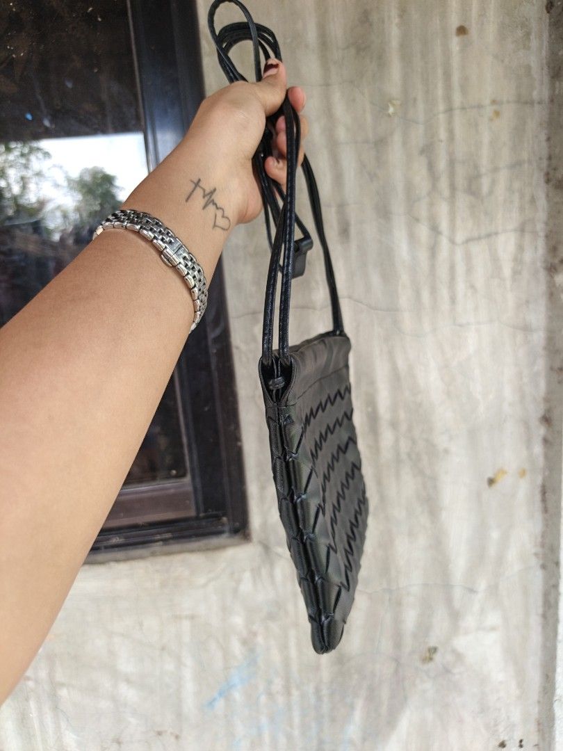 Small sling bag (Category: Cross-body Bags) located in Quezon, Isabela. Submitted by ukay-ukaybylyn (Listing ID 1470208308, Image 3). Description: small size isang phone lang kasya dito.