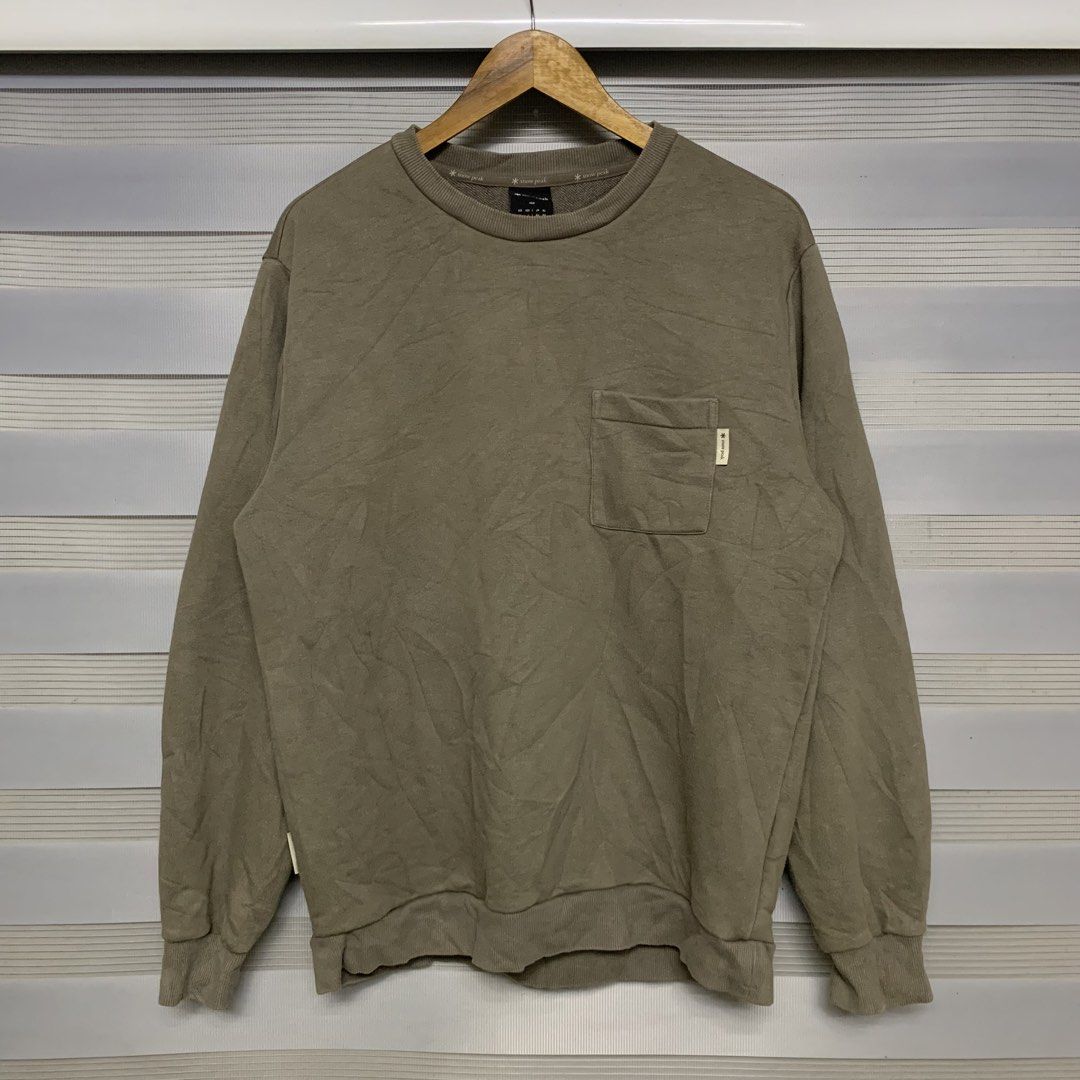 Snow Peak Crewneck Single Pocket (Category: Coats, Jackets and Outerwear) located in Butuan. Submitted by 8600_recycled.hyp3 (Listing ID 1470285380, Image 1). Description: XL on tag 22W x 27L Excellent No issue.