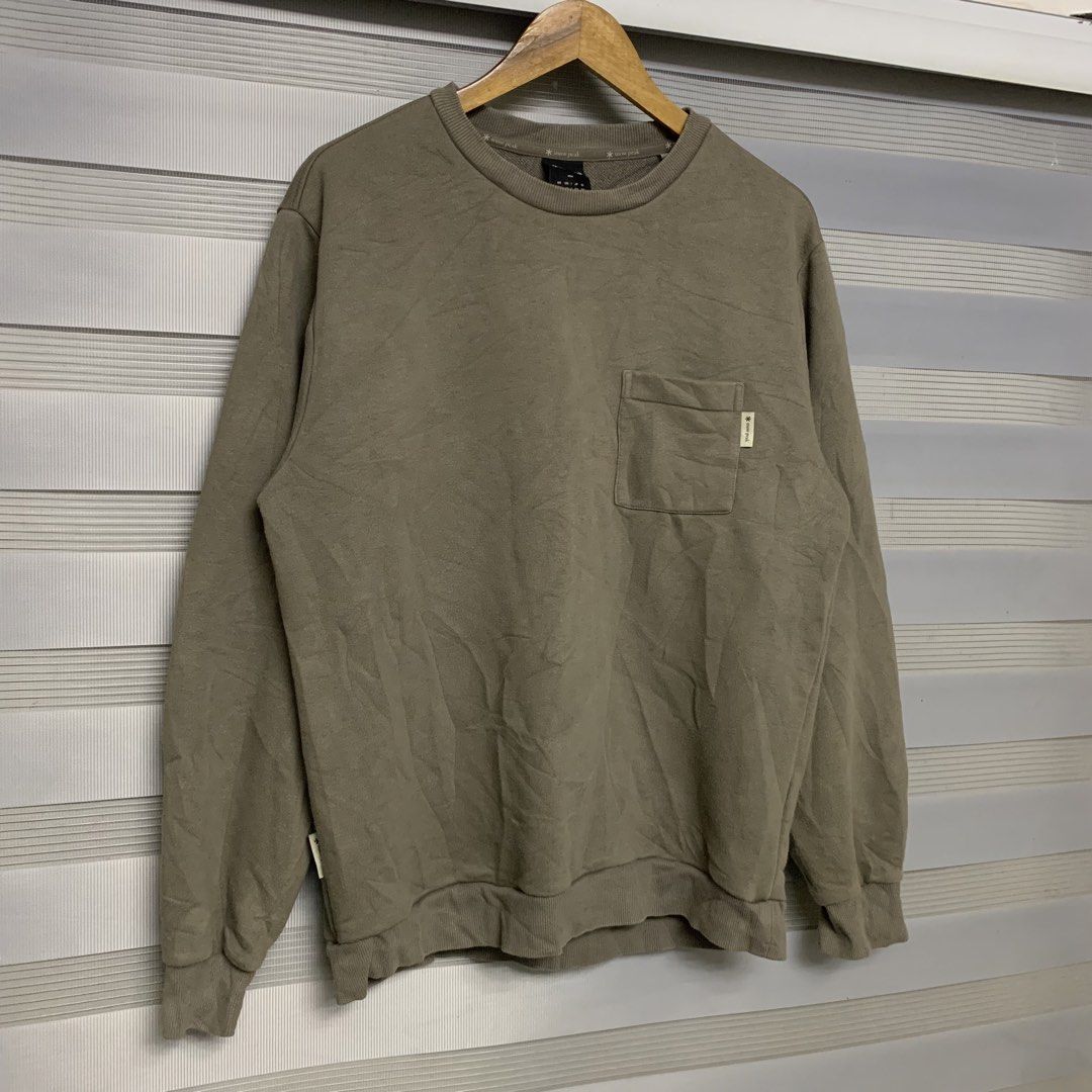 Snow Peak Crewneck Single Pocket (Category: Coats, Jackets and Outerwear) located in Butuan. Submitted by 8600_recycled.hyp3 (Listing ID 1470285380, Image 2). Description: XL on tag 22W x 27L Excellent No issue.