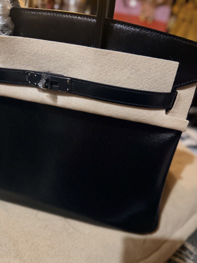 SO BLACK BIRKIN 35 (Category: Luxury Bags & Wallets) located in Bacoor. Submitted by theluxarybelongings (Listing ID 1470337222, Image 3). Description: Sale!!!! Rush!!! 35cm All black! Stamp G .