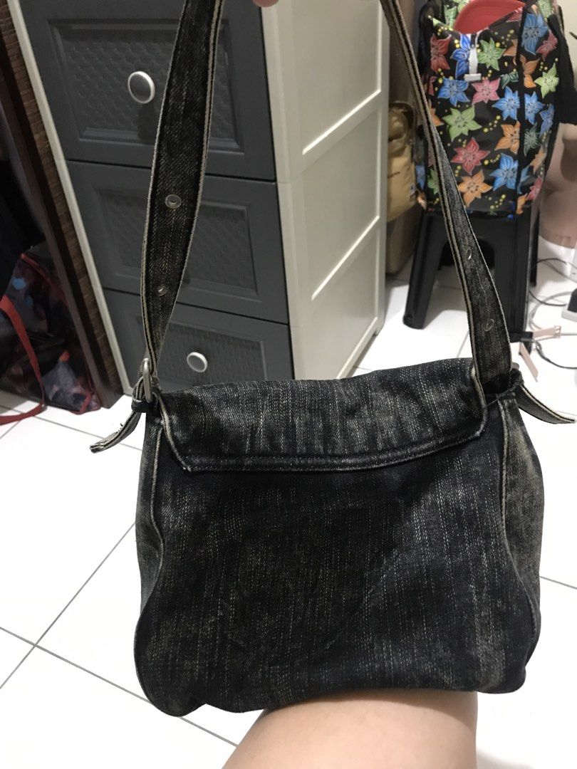Spicycapsoul (Category: Shoulder Bags) located in Balete No 2. Submitted by troyesybang (Listing ID 1470154553, Image 3). Description: Maong mama baguette bag.