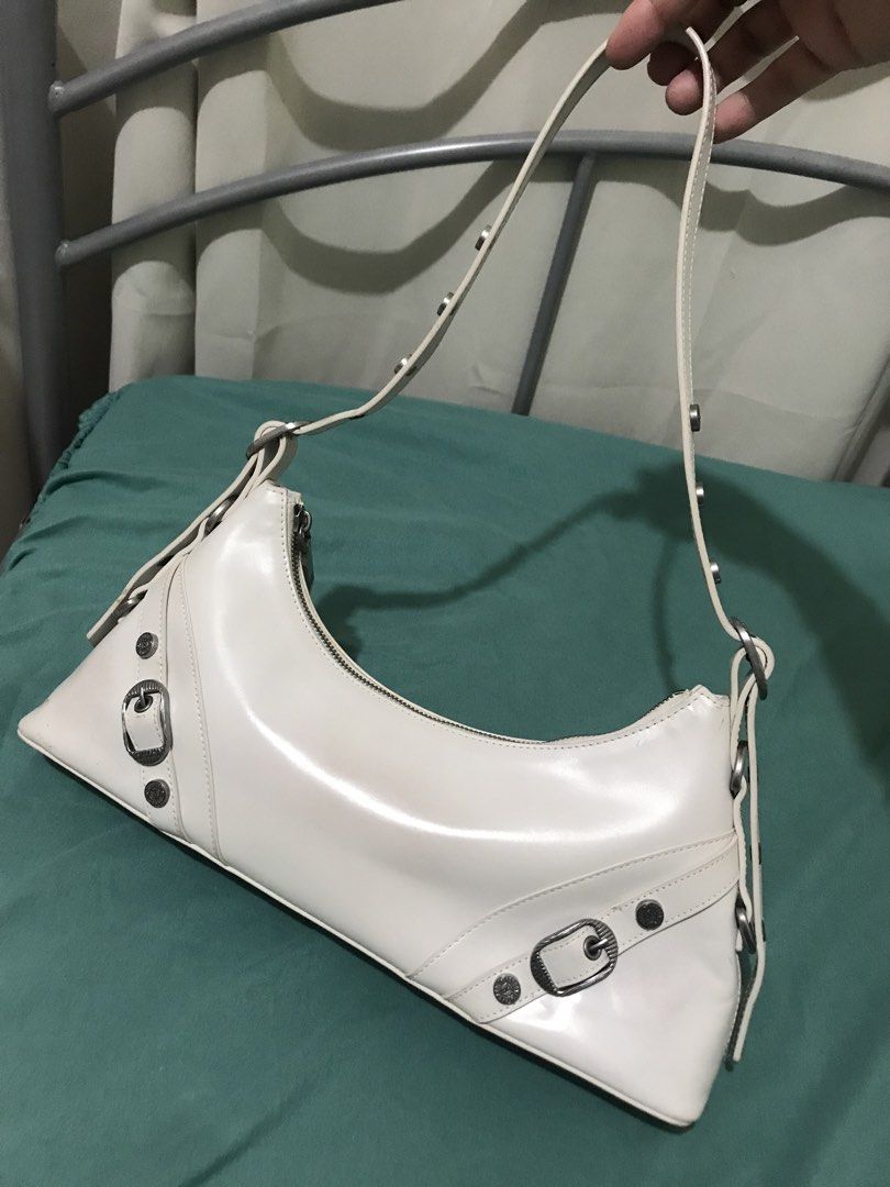Stacatto (Category: Shoulder Bags) located in Balete No 2. Submitted by troyesybang (Listing ID 1470153926, Image 3). Description: Stacatto leather real genuine leather Ala biker Kili bag A Sign of usage.