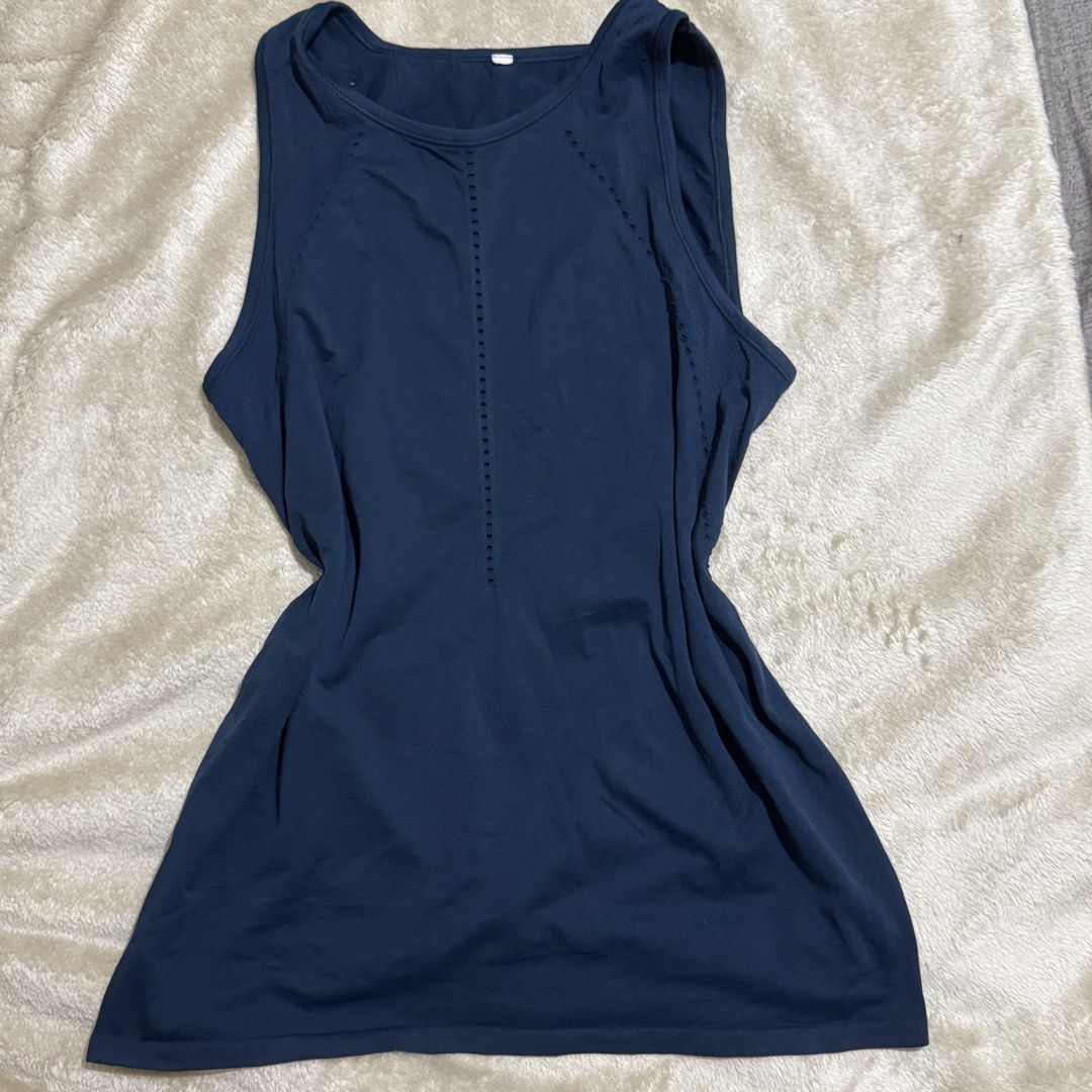 Athleta Tank Top – Sleeveless Activewear (Category: Activewear) located in Pasay City. Submitted by bellita_05 (Listing ID 1470250741, Image 2). Description: Very strechy, parang lulu fabric. Cut tag..