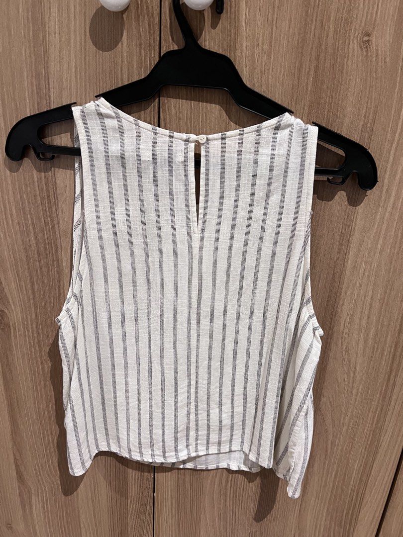 STRADIVARIOUS Striped Sleeveless Tank Top (Category: Sleeveless) located in Manila. Submitted by sph_preloved (Listing ID 1470212375, Image 2). Description: Price not negotiable unless buying at least 5 items. No ww photos. Location: QC Mode of delivery: grab/lalamove SF to be shouldered by the buyer .