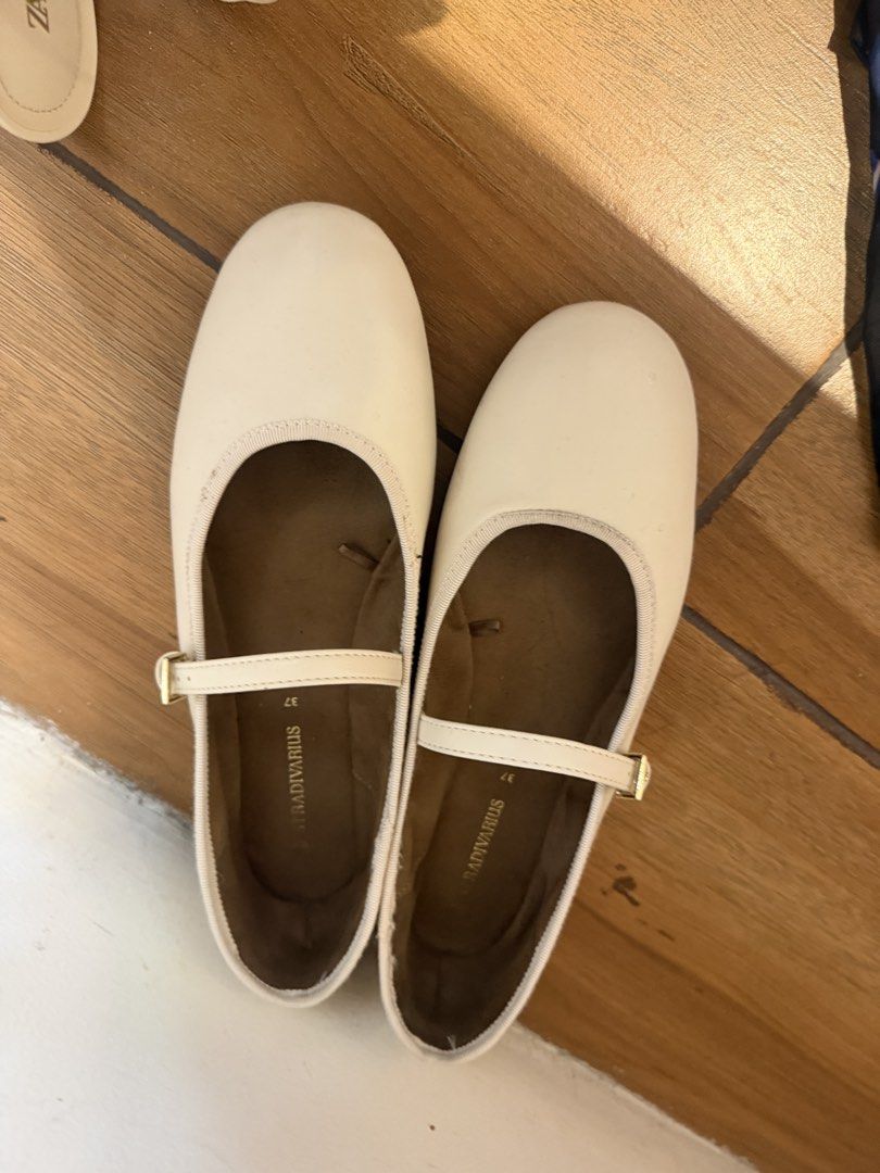 Stradivarius flats (Category: Flats & Sandals) located in Quezon City. Submitted by destashingmycloset (Listing ID 1470266456, Image 1). Description: .