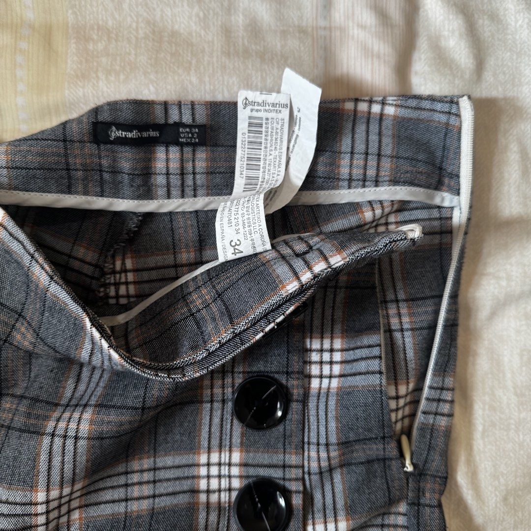 Stradivarius Plaid Skort (Category: Skirts) located in Mandaluyong City. Submitted by cloudycloset09 (Listing ID 1470265171, Image 3). Description: RFS: No longer fits me :( This can fit size S. Really cute and comfy to wear! Worn several times back then; not that many times so still looks good and no flaws .