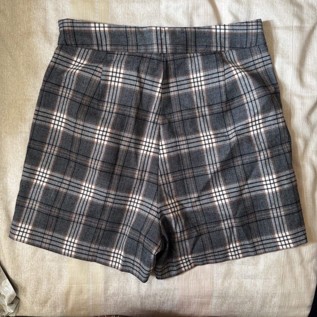 Stradivarius Plaid Skort (Category: Skirts) located in Mandaluyong City. Submitted by cloudycloset09 (Listing ID 1470265171, Image 2). Description: RFS: No longer fits me :( This can fit size S. Really cute and comfy to wear! Worn several times back then; not that many times so still looks good and no flaws .