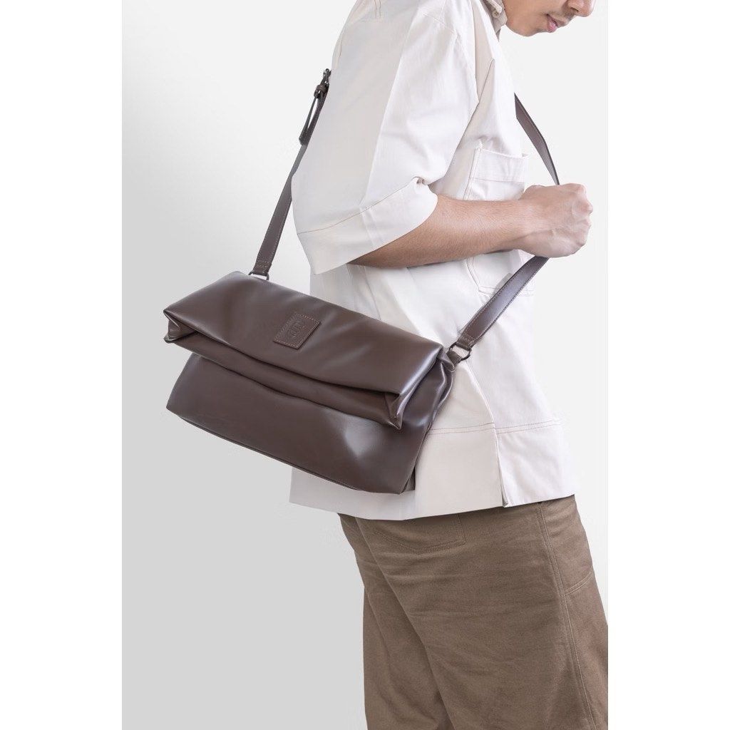 Straightforward DVL Lucca Sling Bag (Category: Cross-body Bags) located in Caloocan City. Submitted by chicherchill (Listing ID 1470299222, Image 3). Description: ☆ ₱1,487 srp ☆ used once only! ☆ can send actual pics (so u can see the color better) ☆ sdd via lalamove/grab only.