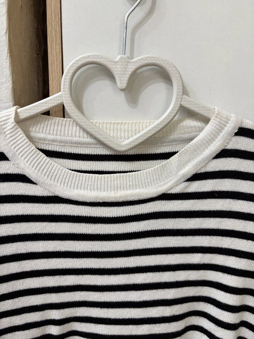 Stripes Black and white Knitted Top (Category: Blouses) located in Pateros City. Submitted by downsizin (Listing ID 1470169336, Image 2). Description: 17 in width x 22 in length .