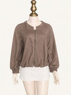 (Category: ) located in . Submitted by milovewardrobe (Listing ID 1470180234, Image 1). Description: .