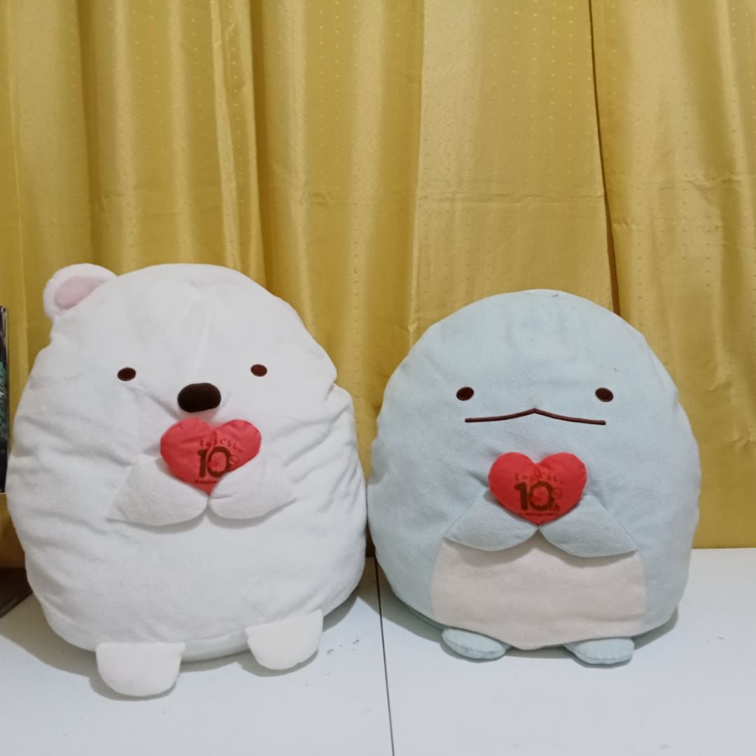 Sumikkogurashi Tokage10th Anniversary 40cm (Category: Plushies & Soft Toys) located in Quezon City. Submitted by trinket_cat (Listing ID 1470162341, Image 3). Description: - Authentic Sumikkogurashi Penguin plushie celebrating the 10th anniversary - Adorable light blue body with a white belly and cute little feet - Holding a red heart printed with special anniversary wording - Made with super soft, premium material - Huggable size, perfect for cu