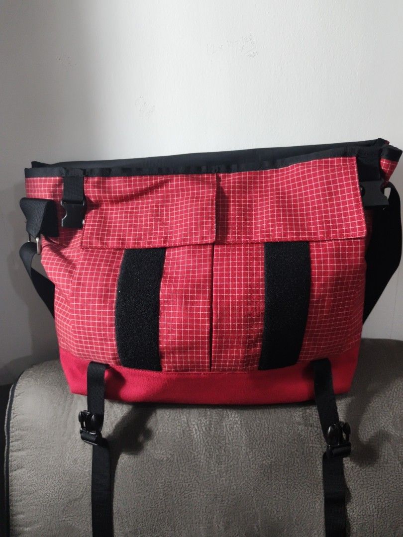 Supreme FW09 Red Messenger Bag (Category: Sling Bags) located in Paranaque City. Submitted by bagdbags (Listing ID 1470189939, Image 3). Description: This discontinued messenger bag was released in the 09 FW season. It is a great size for carrying a laptop, charger, and more, and is also perfect for short trips like day trips or overnight getaways..