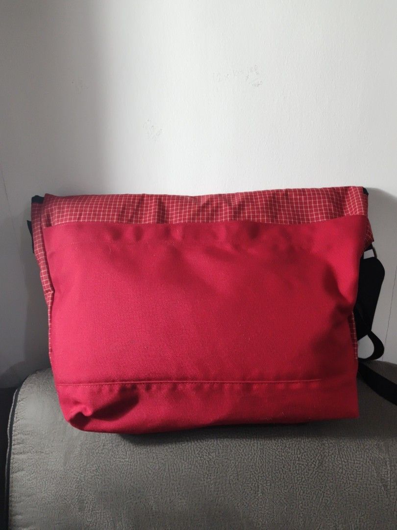 Supreme FW09 Red Messenger Bag (Category: Sling Bags) located in Paranaque City. Submitted by bagdbags (Listing ID 1470189939, Image 2). Description: This discontinued messenger bag was released in the 09 FW season. It is a great size for carrying a laptop, charger, and more, and is also perfect for short trips like day trips or overnight getaways..