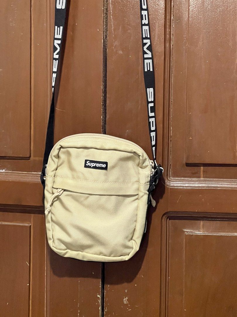 SUPREME Ss18 Slingbag (Category: Luxury Bags & Wallets) located in General Trias. Submitted by luxfinds2019 (Listing ID 1470167416, Image 2). Description: Supremee Ss18 slingbag 2499 shipped onlyb Authentic 💯 No issue Loc laguna Pm Ganda ng color ❤️.