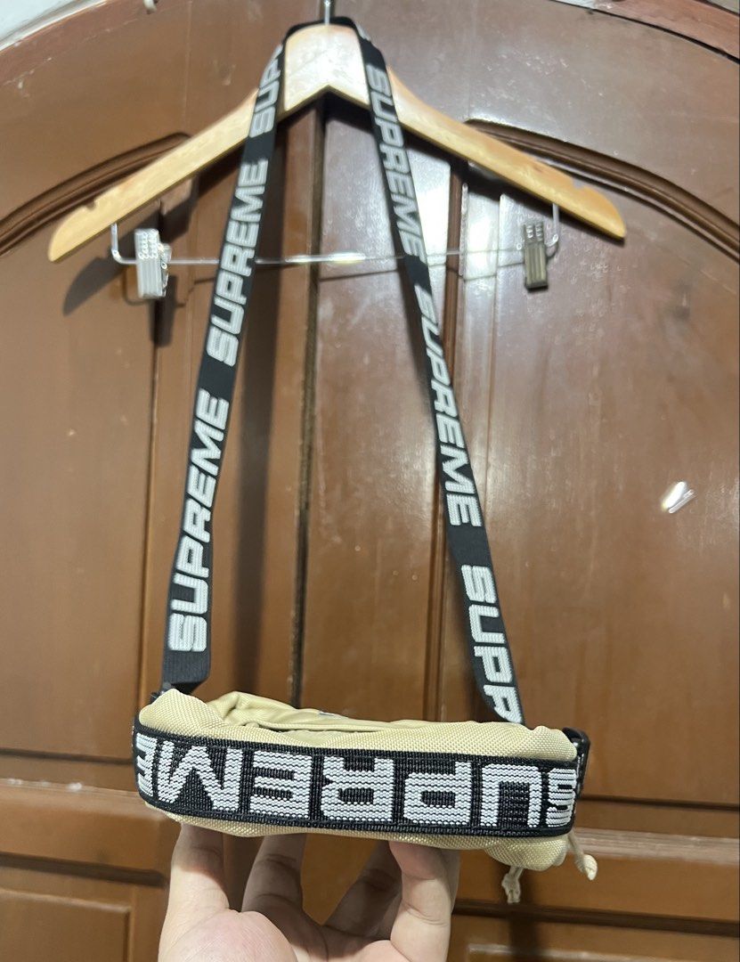 SUPREME Ss18 Slingbag (Category: Luxury Bags & Wallets) located in General Trias. Submitted by luxfinds2019 (Listing ID 1470167416, Image 3). Description: Supremee Ss18 slingbag 2499 shipped onlyb Authentic 💯 No issue Loc laguna Pm Ganda ng color ❤️.