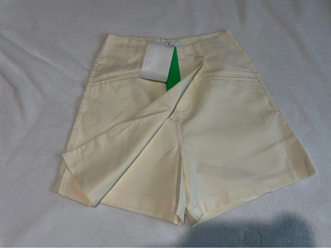 Sweatshirt Skort Set for Women (Category: Sets or Coordinates) located in Abulug. Submitted by mingyuuwi (Listing ID 1470189913, Image 3). Description: ₱250 (set) Size: fits to medium size - never used (got the wrong size) location: cagayan valley mop: gcash/maribank mod: jnt .