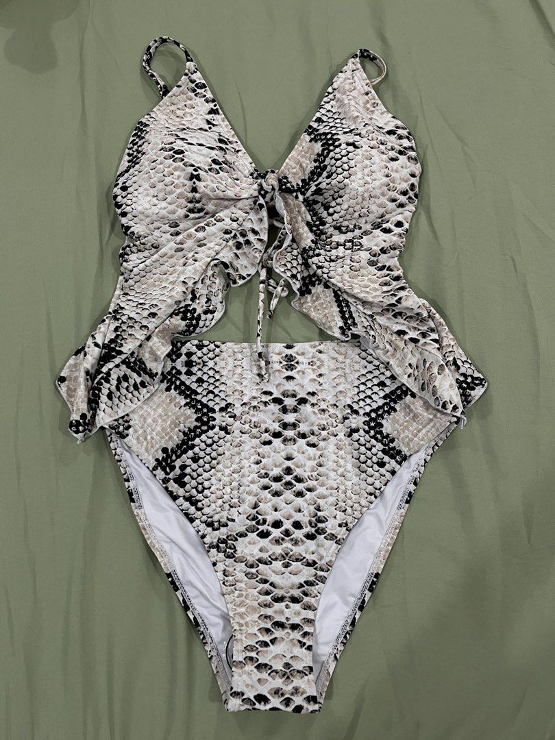Swimsuit/ swimwear bikini medium (Category: Bikinis & Swimsuits) located in Bulacan. Submitted by cathlenedg8 (Listing ID 1470349128, Image 2). Description: Medium on tag.
