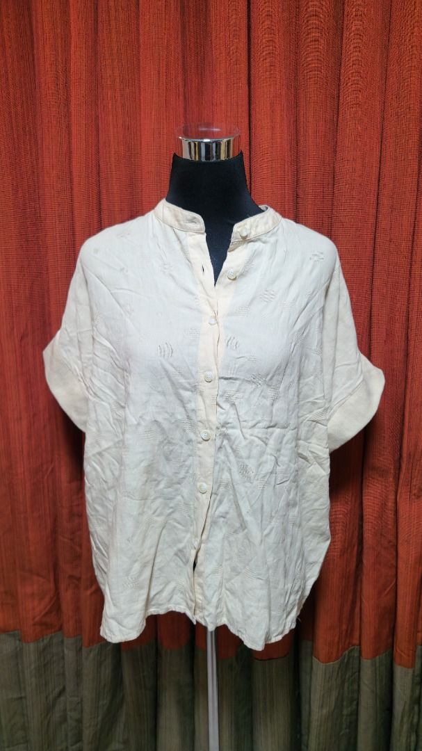Textured Short Sleeve Mandarin Collar Blouse (Category: Blouses) located in Caloocan City. Submitted by mocs.stash (Listing ID 1470181540, Image 2). Description: Textured Short Sleeve Mandarin Collar Blouse Selling for ₱100 Condition: Preloved in great condition Price: ₱100 Shipping & Location Details: Location: Caloocan Shipping Fee: Paid by buyer Couriers: Grab Express, Lalamove, GoGo Xpress (GGX), or LBC Send a direct message to buy or inquire