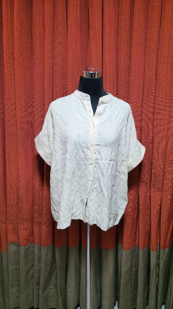 Textured Short Sleeve Mandarin Collar Blouse (Category: Blouses) located in Caloocan City. Submitted by mocs.stash (Listing ID 1470181540, Image 1). Description: Textured Short Sleeve Mandarin Collar Blouse Selling for ₱100 Condition: Preloved in great condition Price: ₱100 Shipping & Location Details: Location: Caloocan Shipping Fee: Paid by buyer Couriers: Grab Express, Lalamove, GoGo Xpress (GGX), or LBC Send a direct message to buy or inquire