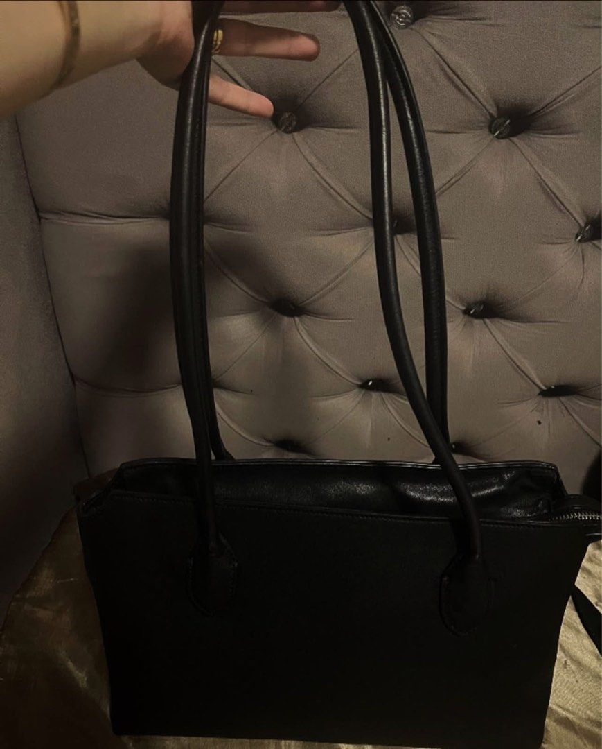 The Row Terrasse (Category: Luxury Bags & Wallets) located in Roxas City. Submitted by lynngreyartillero (Listing ID 1470249334, Image 1). Description: The Row Terrasse 🔥🔥🔥 Ykk zip 🔥🔥🔥 Napaka ganda 🔥🔥 Sign if used only sa leather may fold lng sya since preloved bag po ito manage your expectations po 💖💖💖 Pero super ganda nito at Rare 🔥🔥🔥.