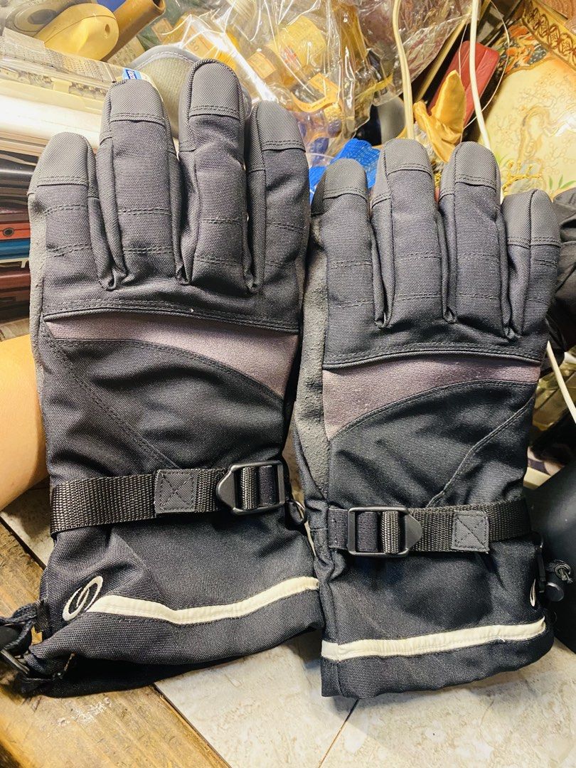 Thinsulate Thermal Winter Gloves Black Size LL (Category: Gloves) located in Bacolod City. Submitted by jeffreyhue19895 (Listing ID 1470179707, Image 1). Description: - Color: Black - Size: LL - Insulation: Thinsulate with soft fleece lining - Weather Protection: Adjustable back-of-hand strap and cinched wrist cord with toggle - Grip: Textured palms and fingers for a secure hold - Best For: Skiing, snowboarding, or cold weather commuting - Condit