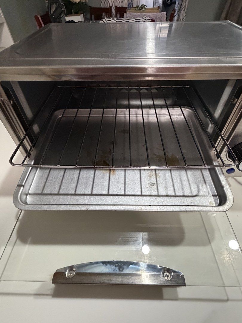 Toaster oven, american home (Category: Ovens & Toasters) located in Malolos. Submitted by jaizemndz22 (Listing ID 1470276391, Image 2). Description: - Durable stainless steel countertop toaster oven - Dual control knobs: temperature up to 230°C and 30-minute timer - Clean interior with minor signs of use on the tray and knobs - Side ventilation for safe airflow - Standard power plug attached .
