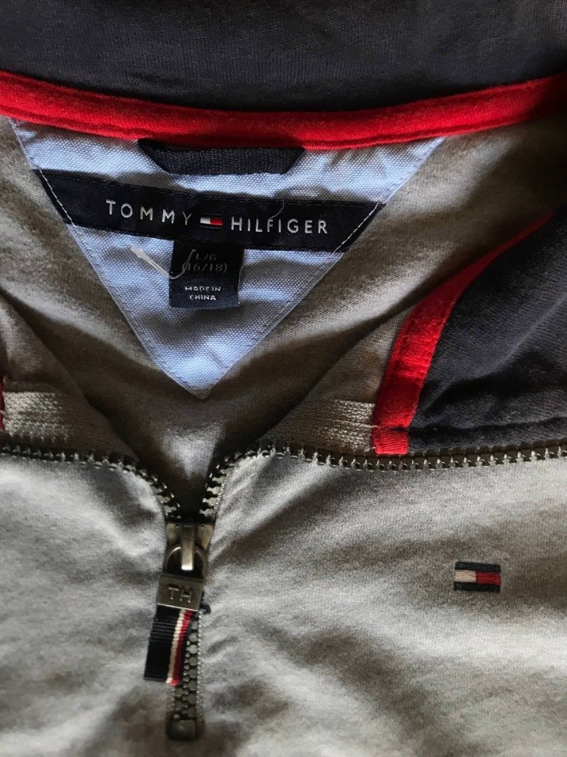 TOMMY HILFIGER Qzip (Category: Coats, Jackets and Outerwear) located in Maragusan (San Mariano). Submitted by tr_zoren (Listing ID 1470169752, Image 3). Description: Excellent condition No issue Size Large on tag Dimes 19×25 Color may vary due to light.