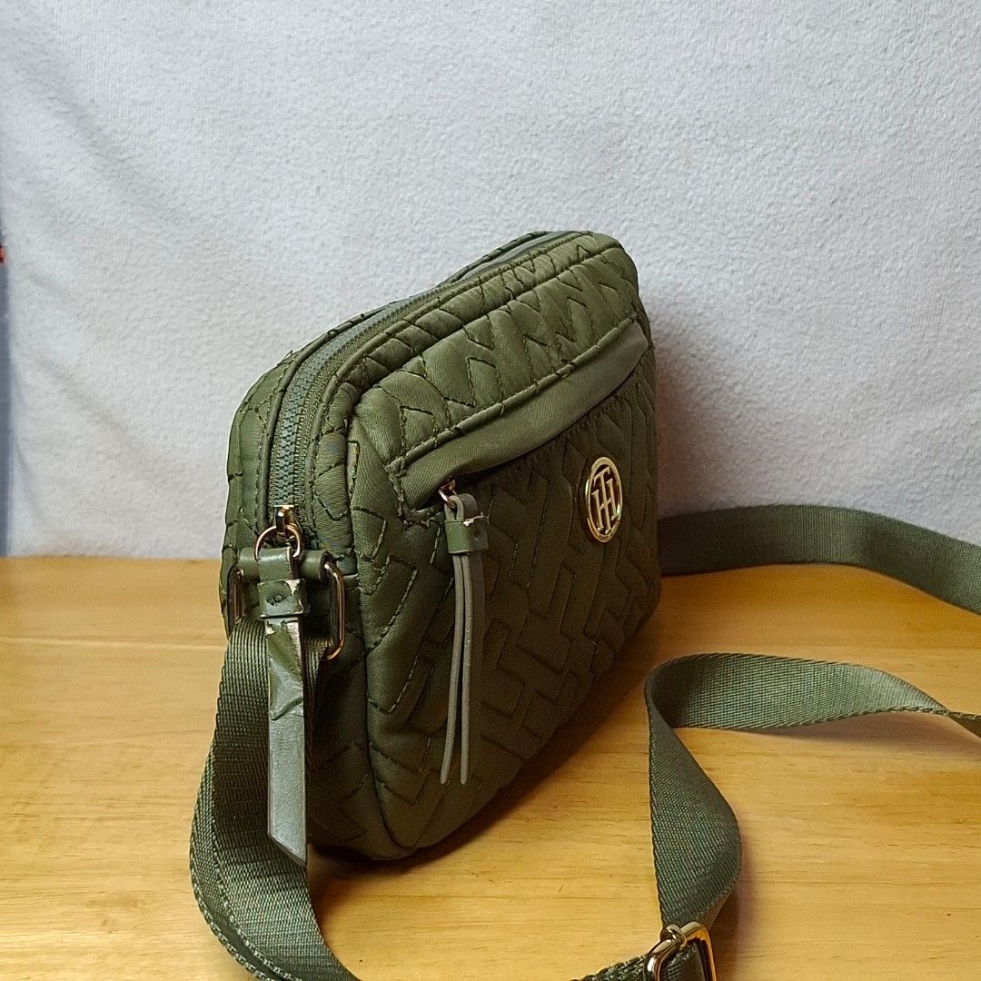 Tommy Hilfiger Sling Bag (Category: Cross-body Bags) located in Baguio. Submitted by kathuu27 (Listing ID 1470214222, Image 3). Description: Tommy Hilfiger Sling Bag 24 x 4 x 16cm Issue: peeling zipper puller Good condition Baguio City Based (open for dropping/meet-up) Outside Baguio - Payment First Shipping +SF Courier: Jnt.