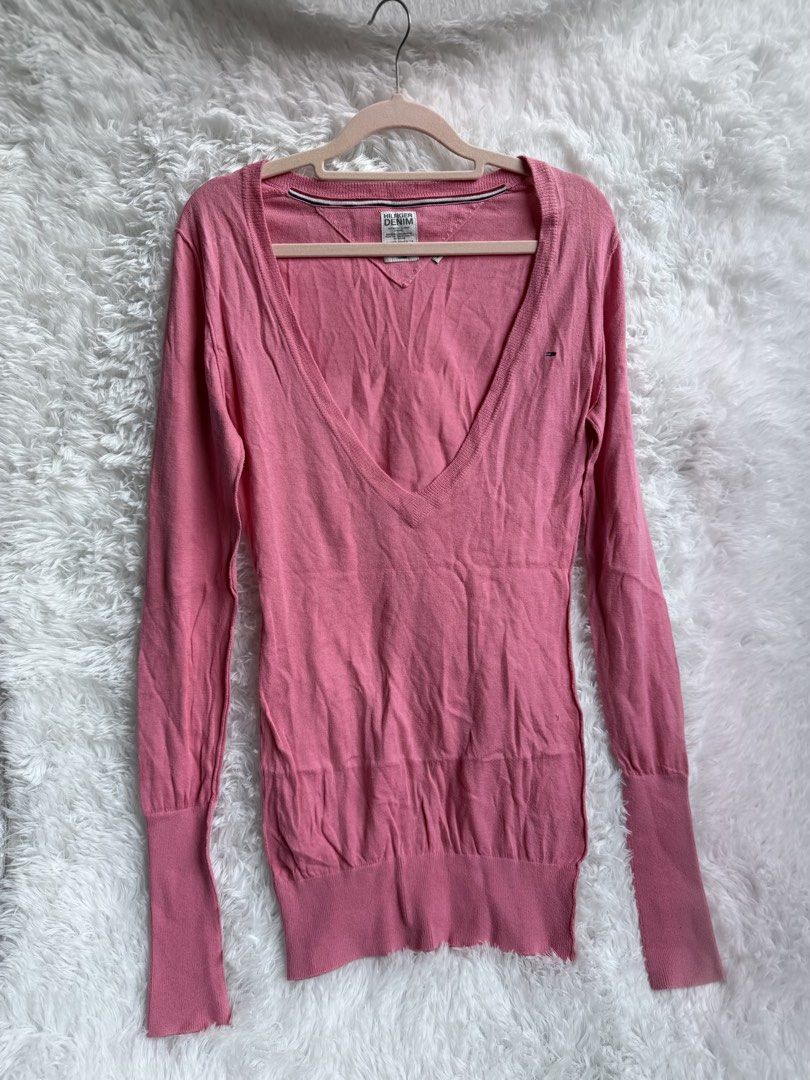 Tommy Hilfiger v-neck sweater (Category: Longsleeves) located in Manila. Submitted by lovesgisele. (Listing ID 1470268014, Image 1). Description: size m-l.