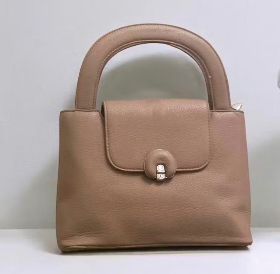 Top Handle Handbag with Crossbody Strap (Category: Shoulder Bags) located in Bulacan. Submitted by tytoluxe (Listing ID 1470208332, Image 3). Description: - Premium pebbled texture material with clean lines - Secure flap closure featuring a chic silver-tone turn-lock clasp - Includes a matching adjustable long strap for shoulder or crossbody wear - Features a sturdy, rounded top handle for comfortable hand carrying - Versatile solid color design 