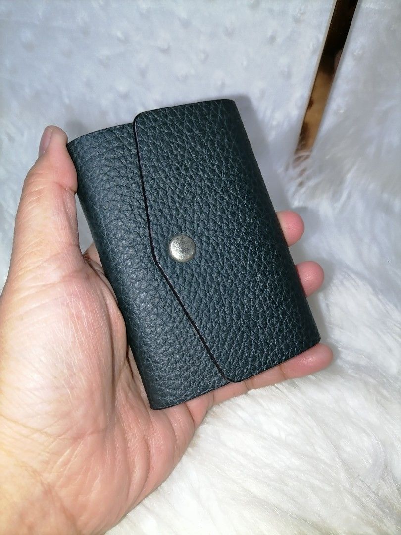 Torbeitlee Leather Key Holder (Category: Wallets & Card holders) located in Butuan. Submitted by az-branded.items (Listing ID 1470314937, Image 3). Description: Heavy Pebbled Full-grain leather Highly valued in luxury and artisan leathercraft for its scracth resistance & soft, pliable feel Authentic from Japan.