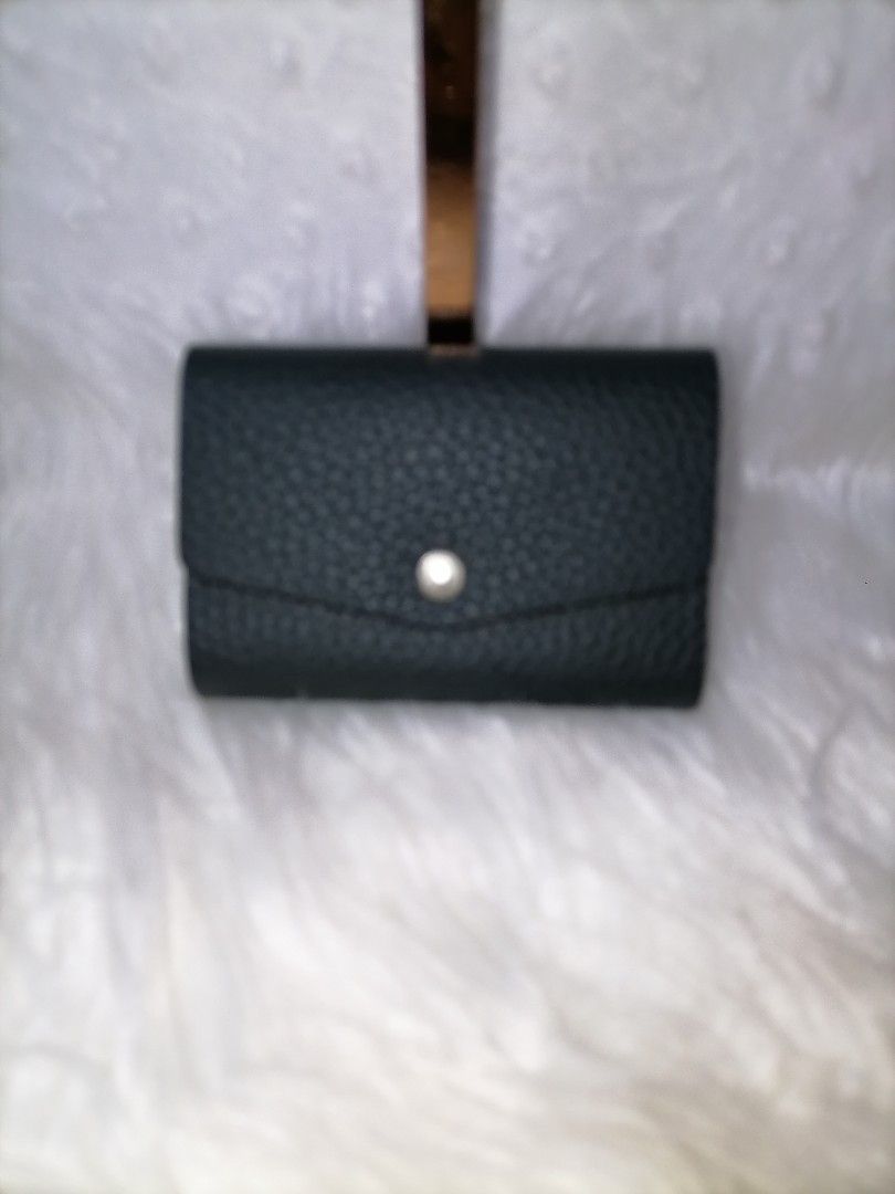 Torbeitlee Leather Key Holder (Category: Wallets & Card holders) located in Butuan. Submitted by az-branded.items (Listing ID 1470314937, Image 1). Description: Heavy Pebbled Full-grain leather Highly valued in luxury and artisan leathercraft for its scracth resistance & soft, pliable feel Authentic from Japan.