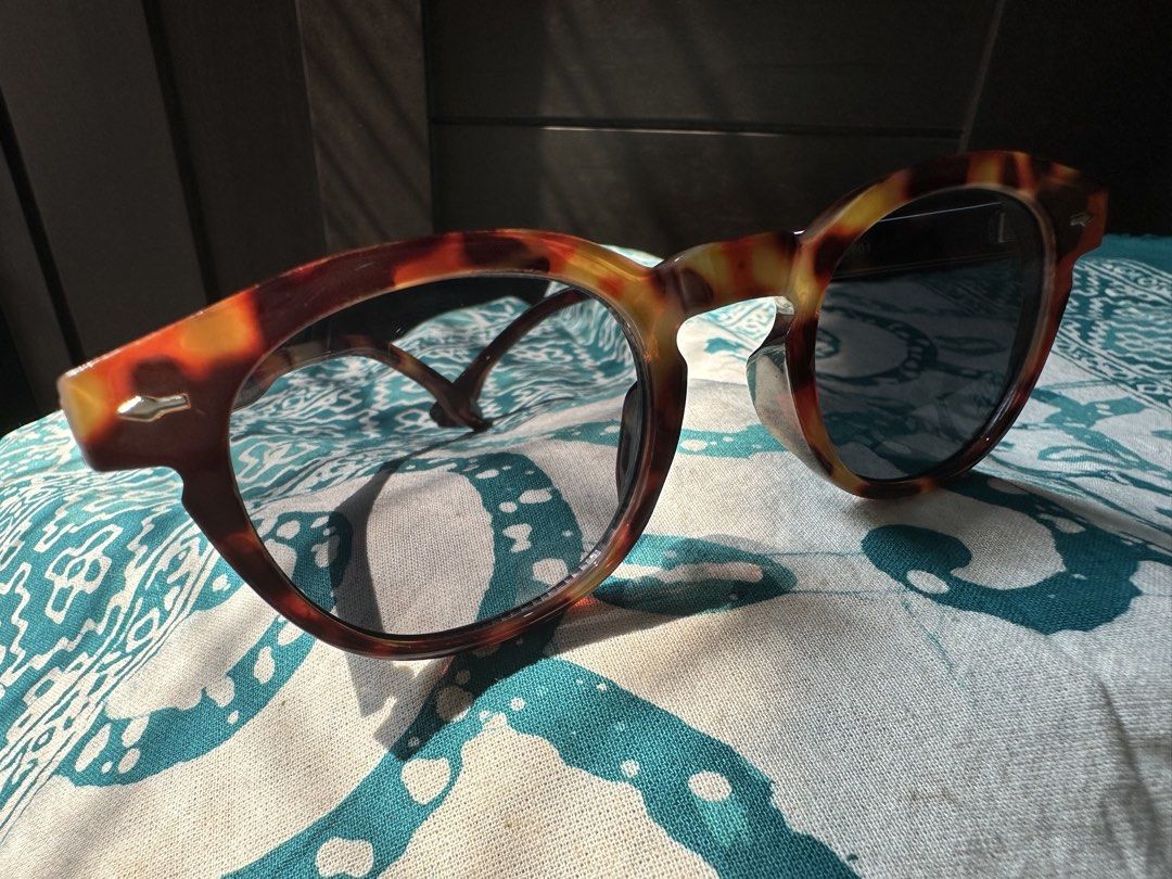 Tortoiseshell sunglasses UV400 protection (Category: Luxury Accessories) located in Manila. Submitted by bessmarvin (Listing ID 1470157603, Image 1). Description: No other inclusion except the eyeglasses, a generic container will be provided.