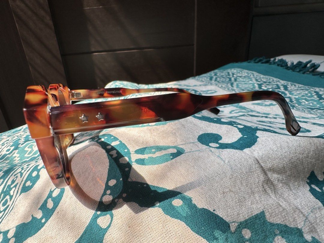 Tortoiseshell sunglasses UV400 protection (Category: Luxury Accessories) located in Manila. Submitted by bessmarvin (Listing ID 1470157603, Image 2). Description: No other inclusion except the eyeglasses, a generic container will be provided.