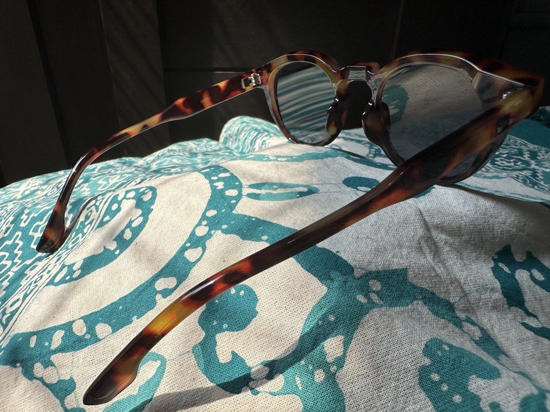 Tortoiseshell sunglasses UV400 protection (Category: Luxury Accessories) located in Manila. Submitted by bessmarvin (Listing ID 1470157603, Image 3). Description: No other inclusion except the eyeglasses, a generic container will be provided.