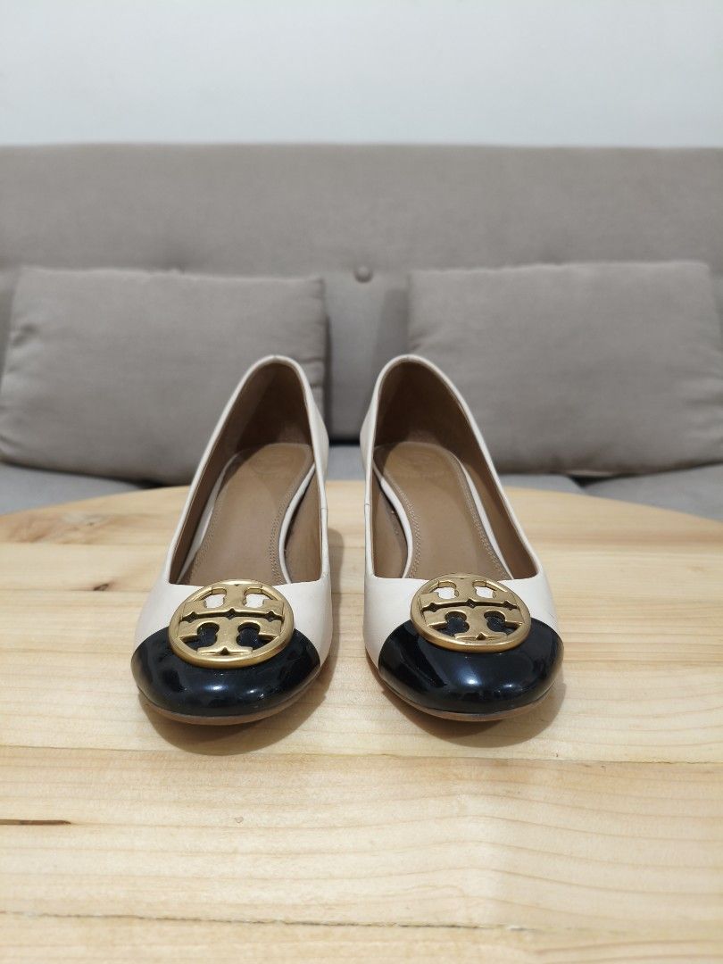 Tory Burch Chelsea Cap-Toe Pumps (Category: Heels) located in Quezon City. Submitted by petie_ph (Listing ID 1470146591, Image 1). Description: - Brand: Tory Burch - Style: Low heel pumps with chunky block heel for comfort - Color/Material: Cream leather upper with black patent cap toe - Original with signs of usage - Retail price ranges from 18K - 19K - Size: 5.5 - Details: Signature gold-tone logo hardware on the front - Interior: Tan leather i