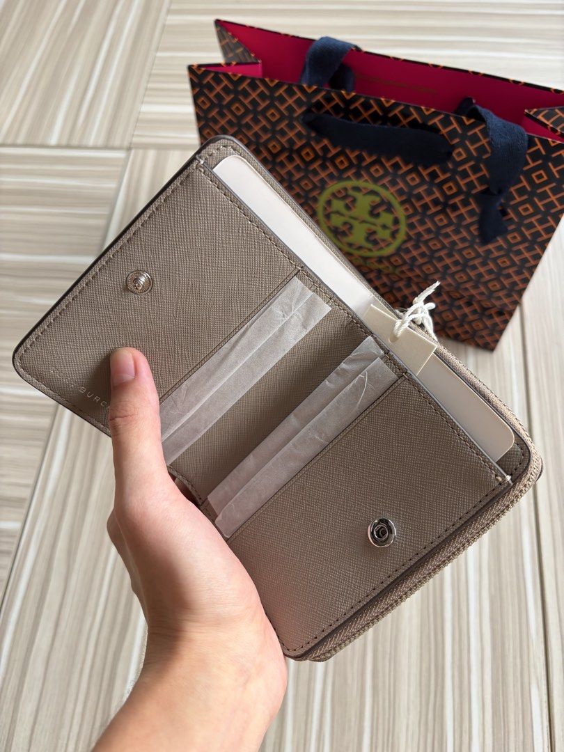 Tory Burch Emerson Mini Wallet (Category: Luxury Bags & Wallets) located in Bulacan. Submitted by 10910255 (Listing ID 1470239758, Image 3). Description: Authentic Tory Burch Emerson Mini Wallet ・Purchased from a Tory Burch outlet store in Japan ・Brand new, complete with original tags and paper bag. Available colors: - Black - Gray Heron Delivery fee will be shouldered by the buyer..