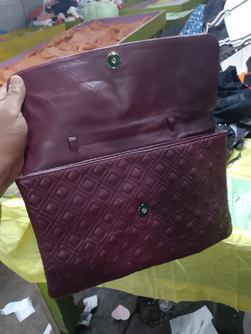 tory burch sling (Category: Luxury Bags & Wallets) located in Datu Odin Sinsuat (Dinaig). Submitted by matic_01 (Listing ID 1470185347, Image 2). Description: sling bag pero wala nayun sling kayo na bahala rank a payan.