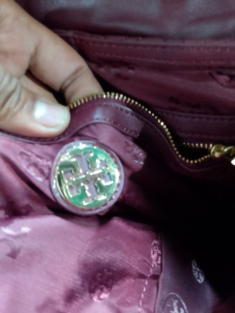 tory burch sling (Category: Luxury Bags & Wallets) located in Datu Odin Sinsuat (Dinaig). Submitted by matic_01 (Listing ID 1470185347, Image 3). Description: sling bag pero wala nayun sling kayo na bahala rank a payan.