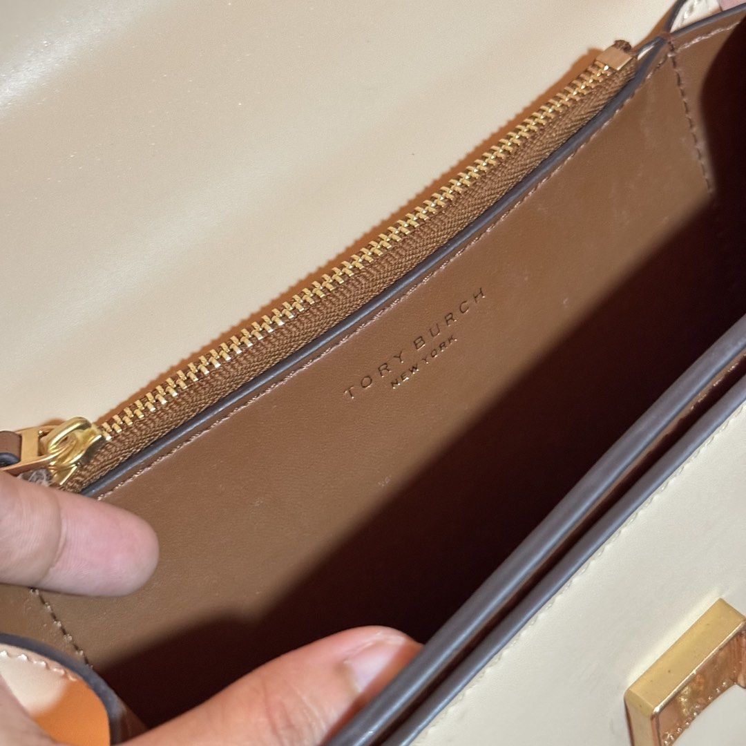 Tory Burch Small Eleanor Convertible shoulder Bag (Category: Luxury Bags & Wallets) located in Makati City. Submitted by iammvenice (Listing ID 1470201161, Image 3). Description: - comes with original dustbag and paperbag -9/10 goldware .