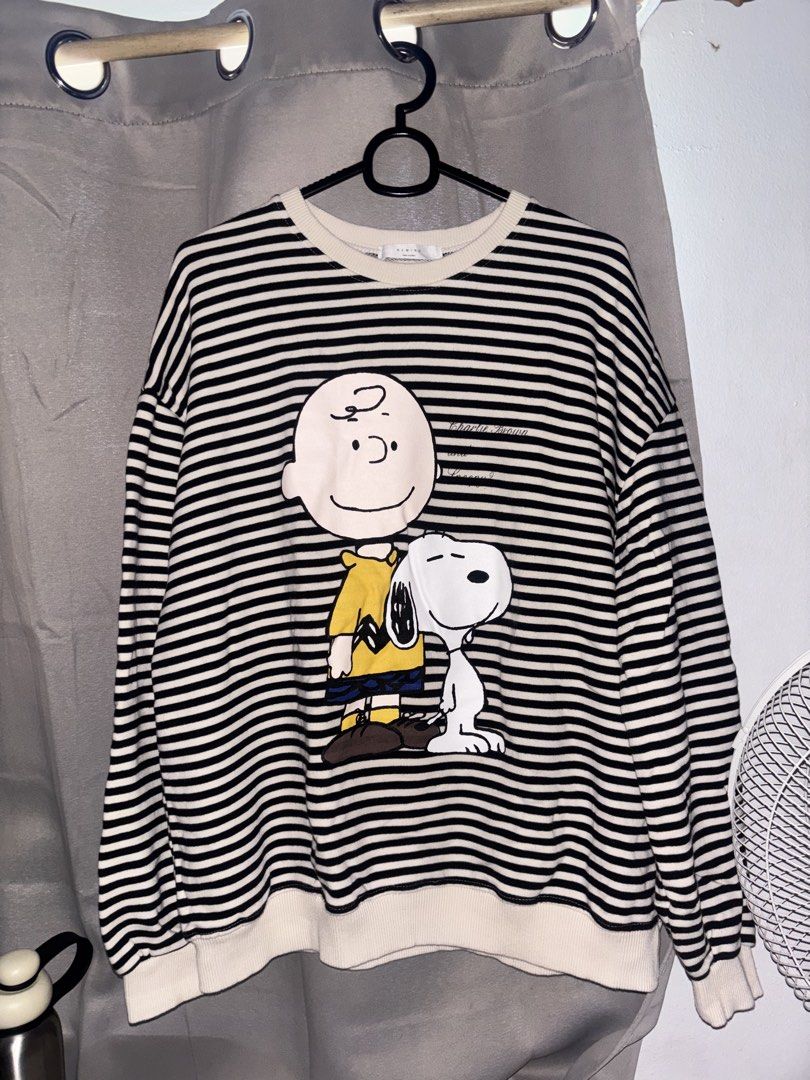 triped Sweatshirt (Category: Coats, Jackets and Outerwear) located in Manila. Submitted by leetrisha_lion (Listing ID 1470330647, Image 2). Description: - Design: Classic black & white stripes with large Charlie Brown & Snoopy graphic - Fit: Relaxed, dropped shoulder for ultimate comfort - Details: Soft off-white/cream ribbed collar, cuffs, and hem - Style: sweater, ideal for everyday casual wear - Condition: used but never abuse and ready to shi