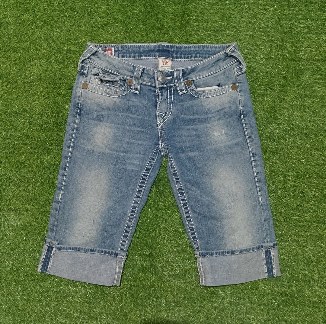 True Religion "Sophie" Capri Denim short (Category: Shorts) located in Bacolod City. Submitted by belleza_030299 (Listing ID 1470190451, Image 2). Description: Authentic isue on pick size 29 21 Length.