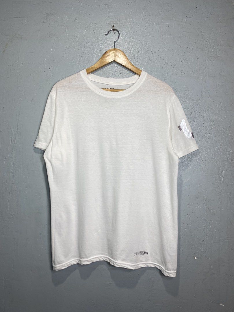 True Religion White T-Shirt Medium (Category: Tshirts & Polo Shirts ) located in Bacong. Submitted by crommermann (Listing ID 1470295683, Image 1). Description: True Religion 🏷️ + 90 shipping fee -Dimes Width 21.5 Length 28 -Condition 9.5/10 -Color Rate 9.5/10 Excellent Condition Color may vary due to lightning Very Presentable when Worn Need Wash Pm/Dm Visayas Dumaguete loc J&T Courier Express 🚛🚛🚛.