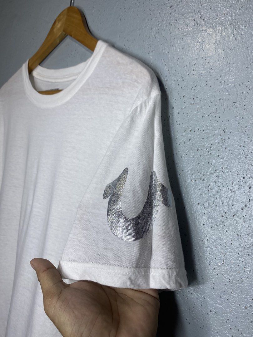 True Religion White T-Shirt Medium (Category: Tshirts & Polo Shirts ) located in Bacong. Submitted by crommermann (Listing ID 1470295683, Image 2). Description: True Religion 🏷️ + 90 shipping fee -Dimes Width 21.5 Length 28 -Condition 9.5/10 -Color Rate 9.5/10 Excellent Condition Color may vary due to lightning Very Presentable when Worn Need Wash Pm/Dm Visayas Dumaguete loc J&T Courier Express 🚛🚛🚛.