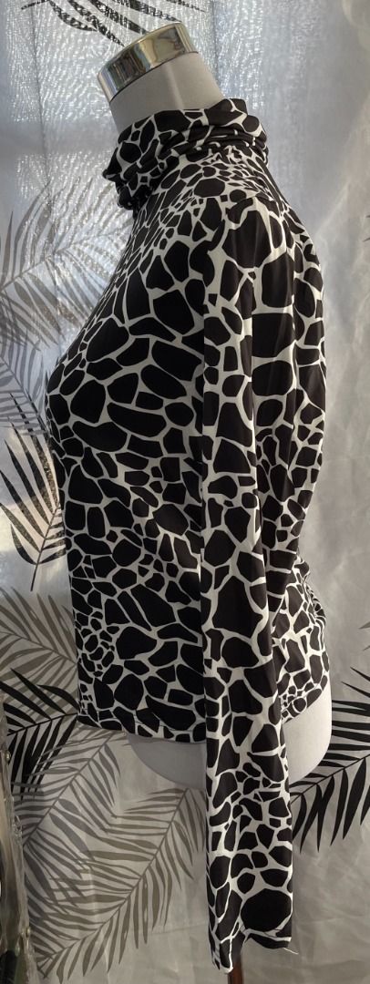 Turtle Neck Long Sleeves Black-and-white Giraffe Print (Category: Longsleeves) located in Las Pinas. Submitted by elnictomasco (Listing ID 1470207254, Image 2). Description: Turtle Neck Long Sleeves Black-and-white Giraffe Print Size: XL Pick up or Shipping: LBC | J&T | Lalamove 📍 Las Pinas City, Metro Manila.