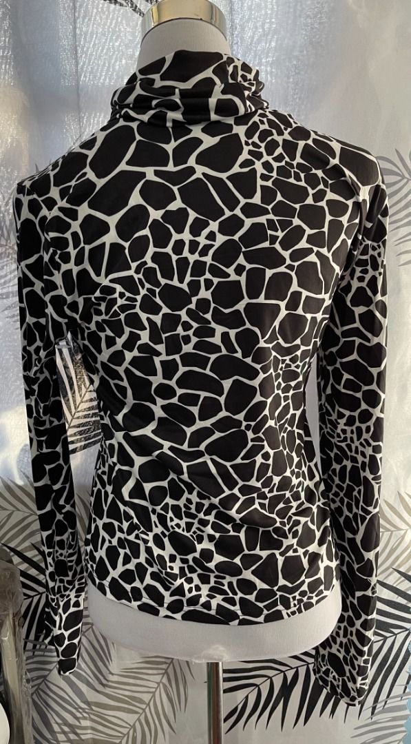 Turtle Neck Long Sleeves Black-and-white Giraffe Print (Category: Longsleeves) located in Las Pinas. Submitted by elnictomasco (Listing ID 1470207254, Image 3). Description: Turtle Neck Long Sleeves Black-and-white Giraffe Print Size: XL Pick up or Shipping: LBC | J&T | Lalamove 📍 Las Pinas City, Metro Manila.