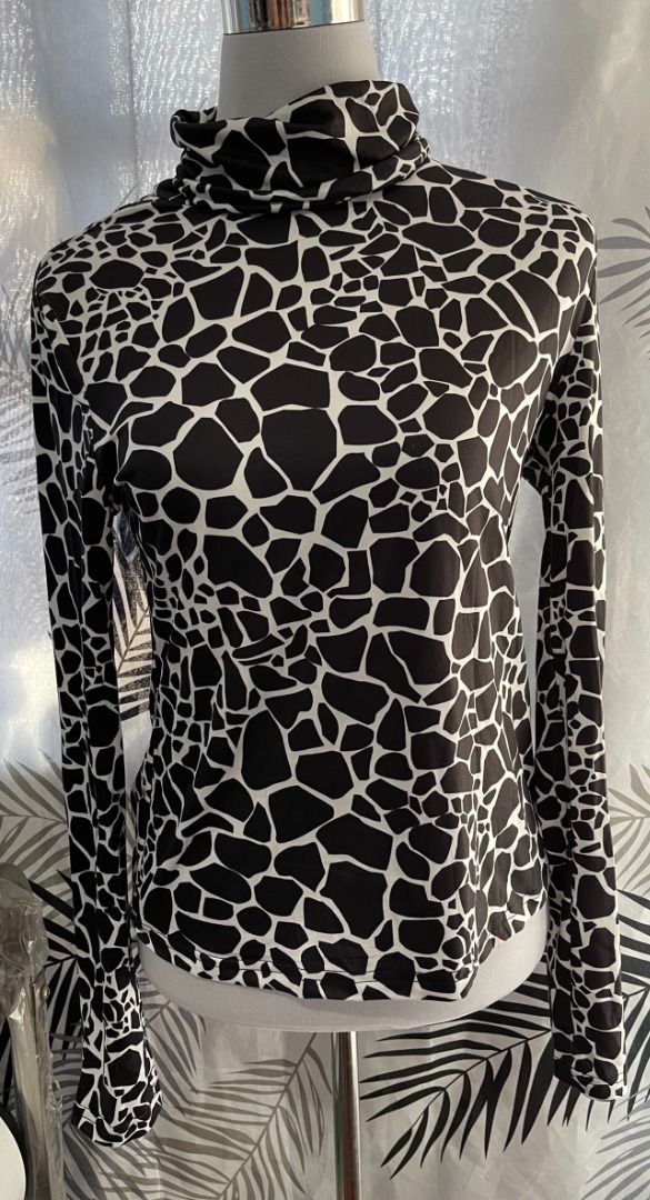 Turtle Neck Long Sleeves Black-and-white Giraffe Print (Category: Longsleeves) located in Las Pinas. Submitted by elnictomasco (Listing ID 1470207254, Image 1). Description: Turtle Neck Long Sleeves Black-and-white Giraffe Print Size: XL Pick up or Shipping: LBC | J&T | Lalamove 📍 Las Pinas City, Metro Manila.
